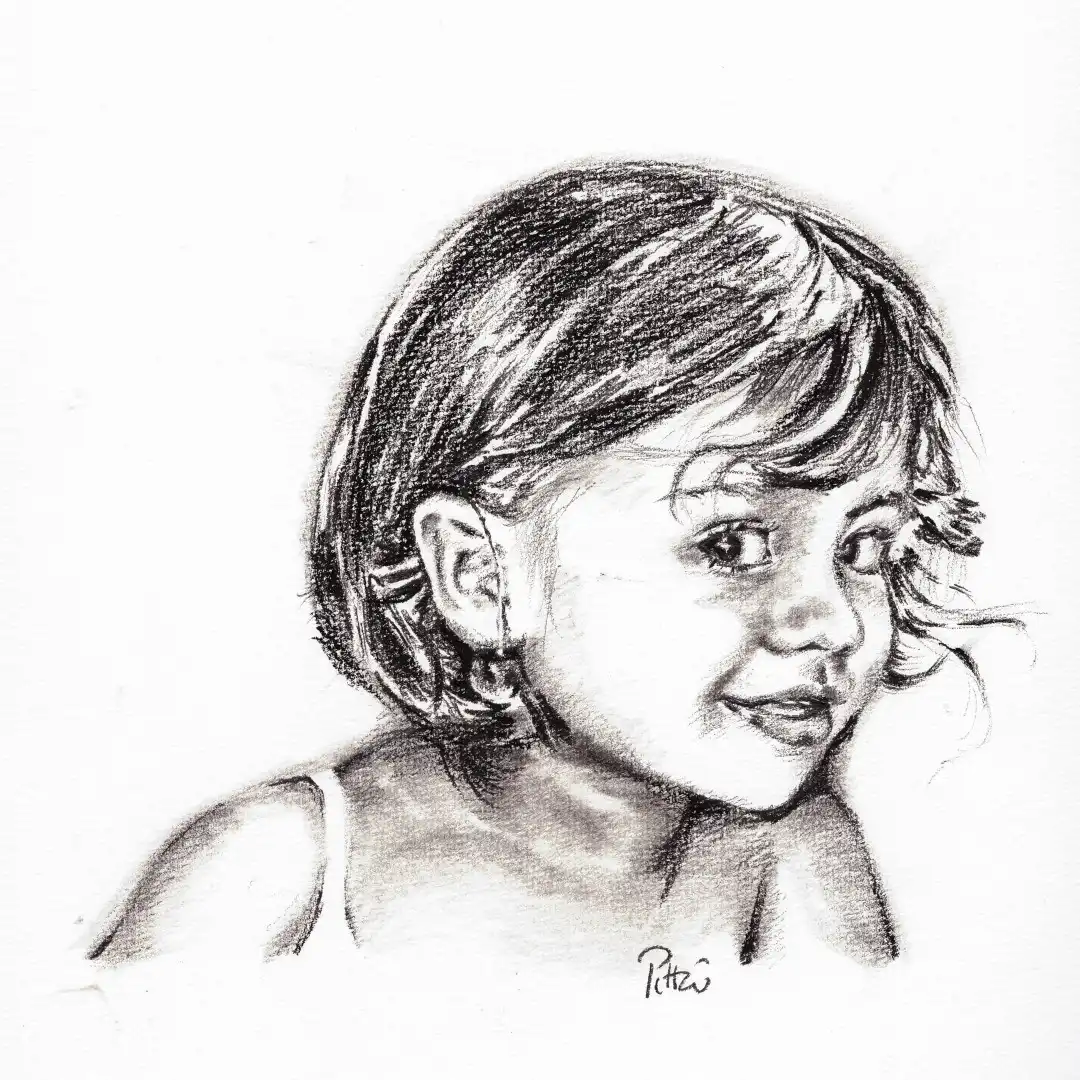 Portrait de petite fille aux cheveux courts